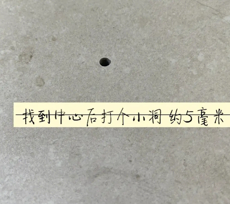 改则瓷砖空鼓维修公司专业解答在瓷砖铺贴过程中，如果砂料搅拌不均匀，将会带来以下问题